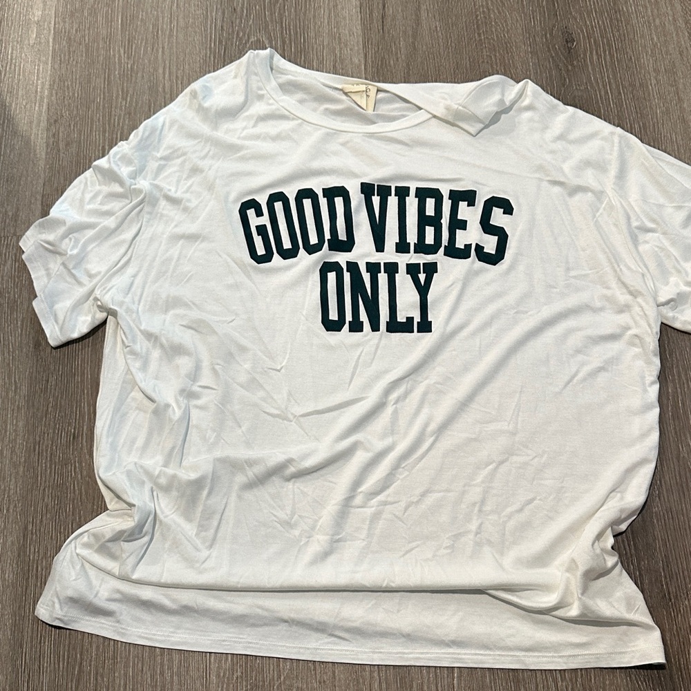 L like new Fantastic Fawn White 'Good Vibes Only' Top